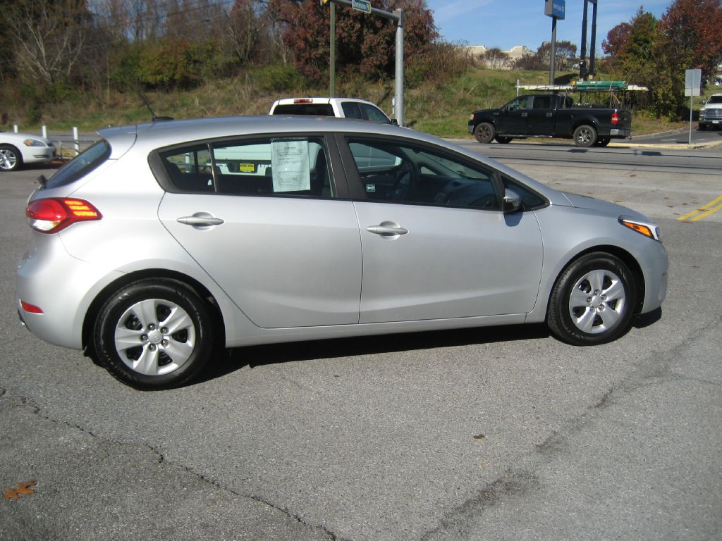 2017 Kia Forte Image 4