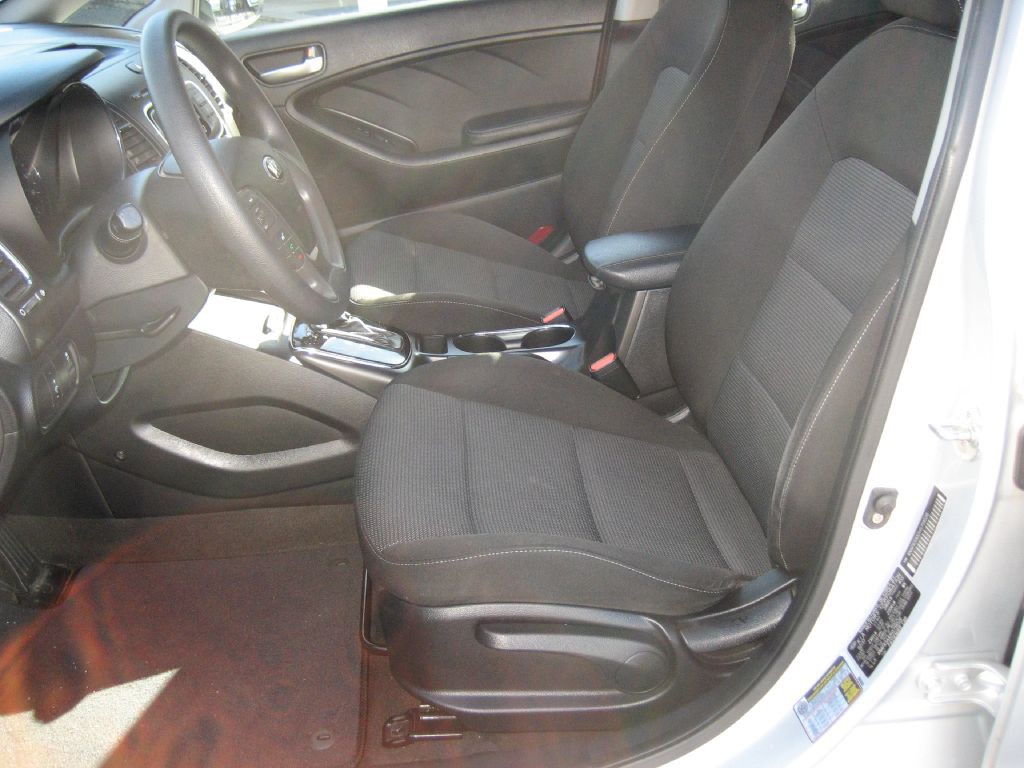 2017 Kia Forte Image 6