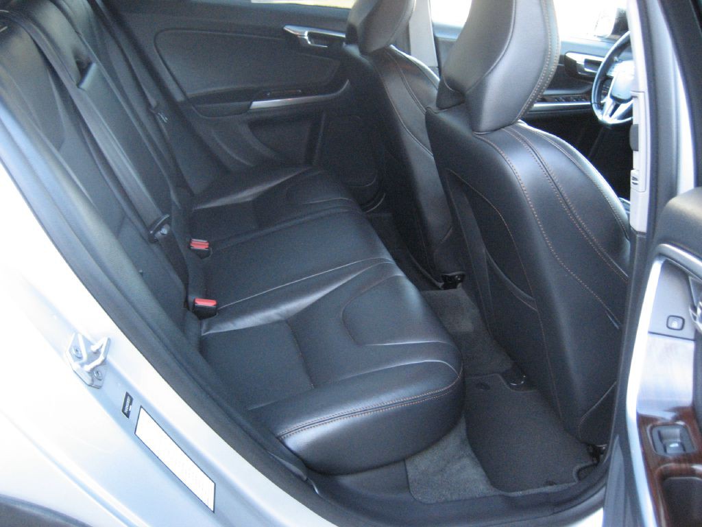 2016 Volvo V60 Image 11