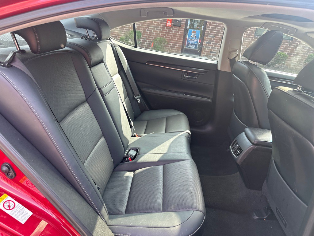 2016 Lexus ES Image 17