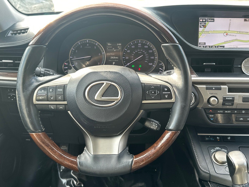 2016 Lexus ES Image 24