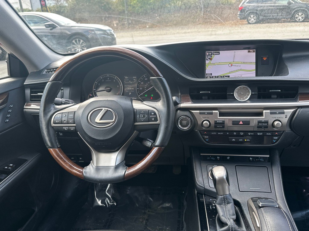 2016 Lexus ES Image 30