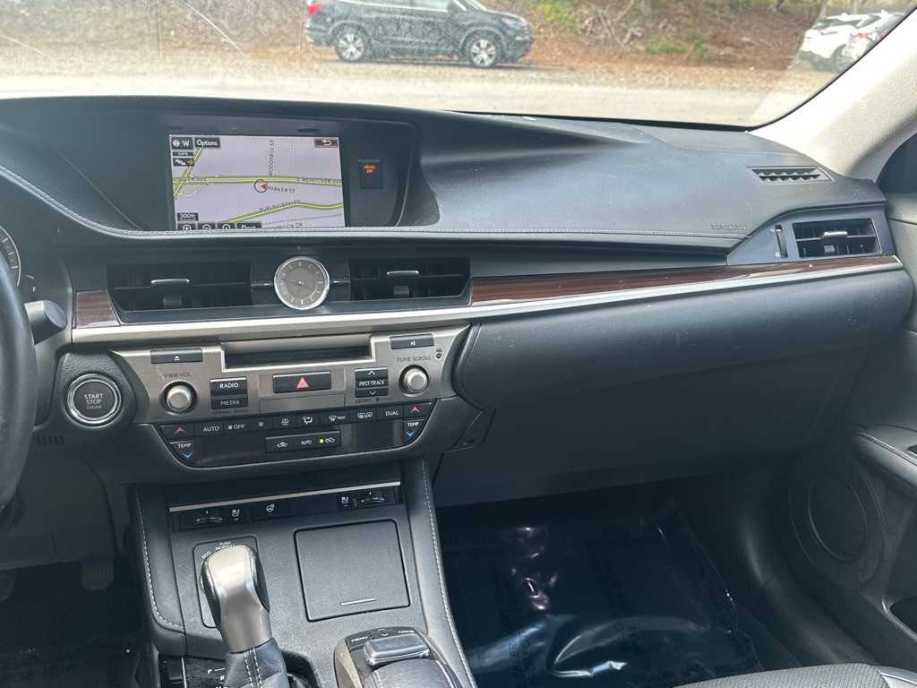 2016 Lexus ES Image 31
