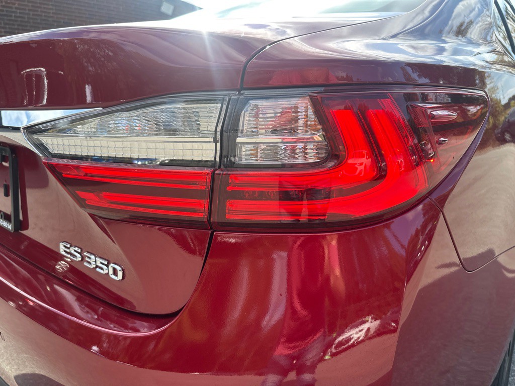 2016 Lexus ES Image 47