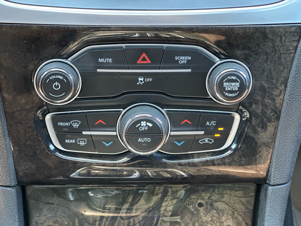 2019 Chrysler 300 Image 25