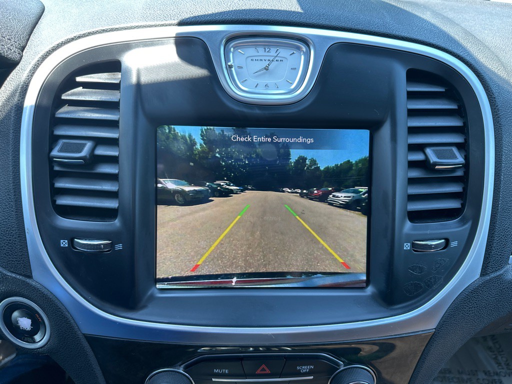 2019 Chrysler 300 Image 32