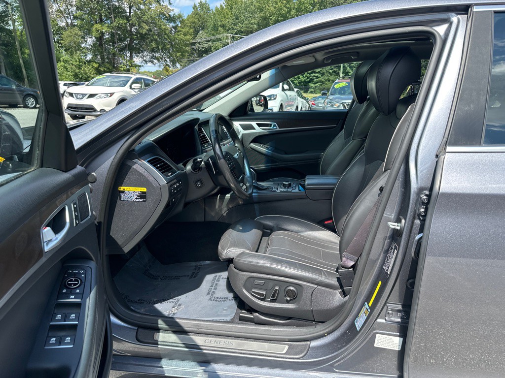 2015 Hyundai Genesis Image 9