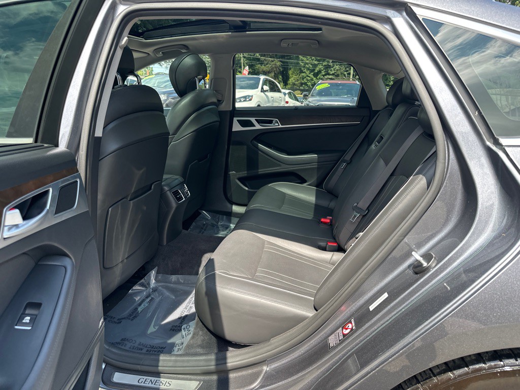 2015 Hyundai Genesis Image 13