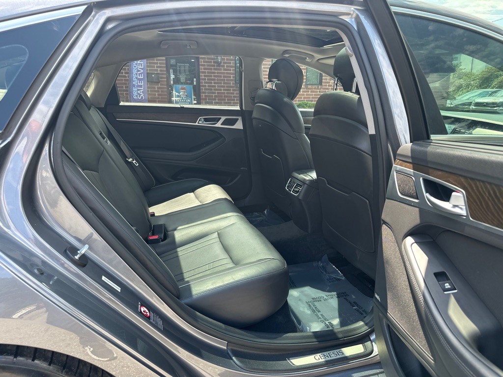 2015 Hyundai Genesis Image 16