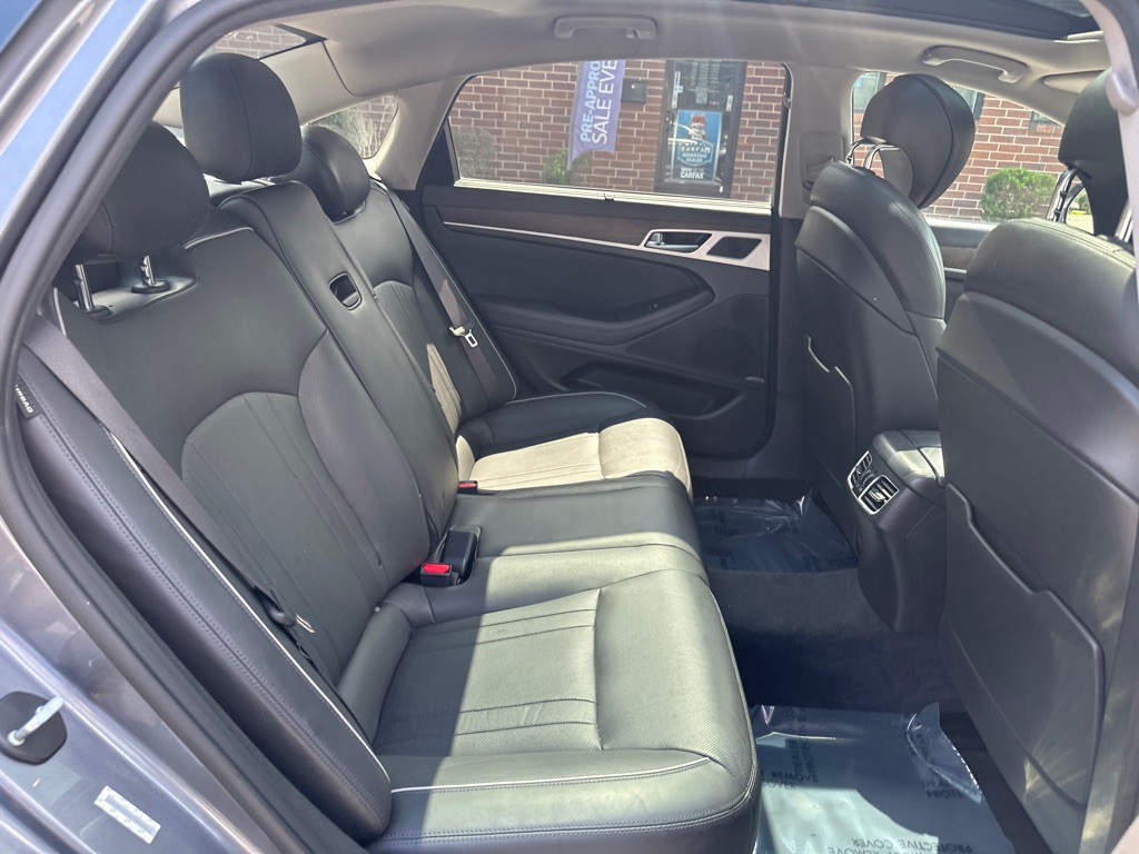 2015 Hyundai Genesis Image 17