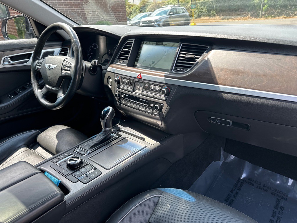 2015 Hyundai Genesis Image 21