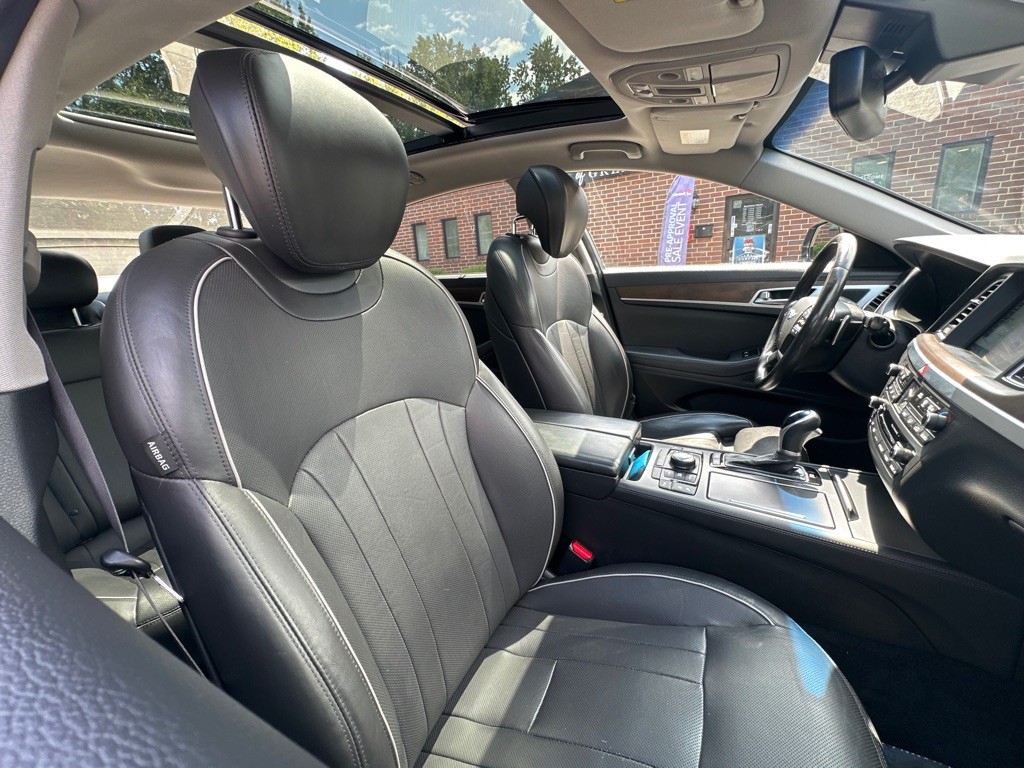 2015 Hyundai Genesis Image 22