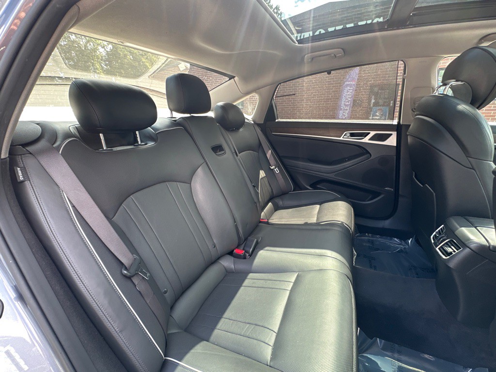 2015 Hyundai Genesis Image 23