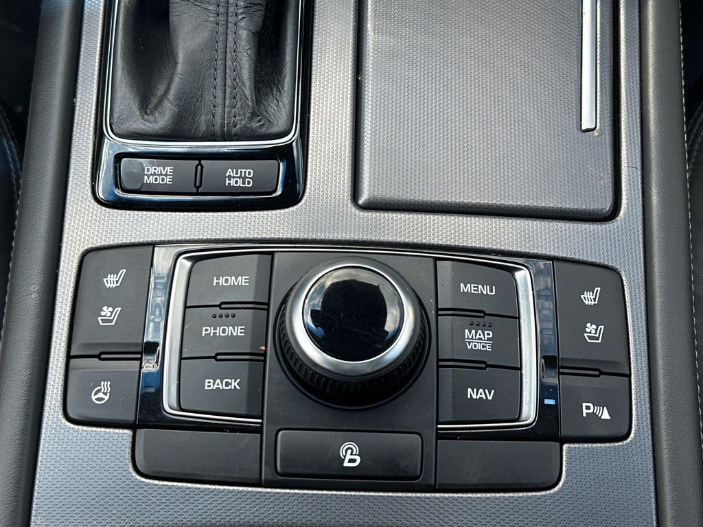 2015 Hyundai Genesis Image 32