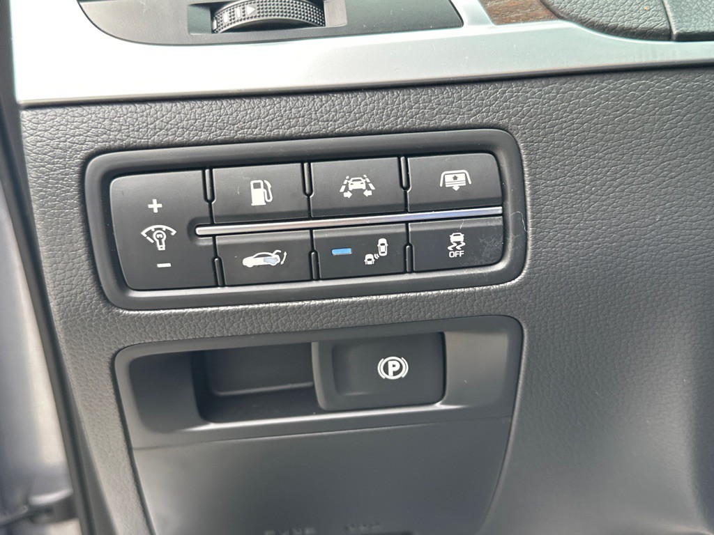 2015 Hyundai Genesis Image 35