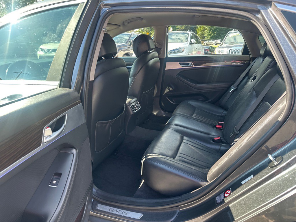 2018 Genesis G80 Image 12