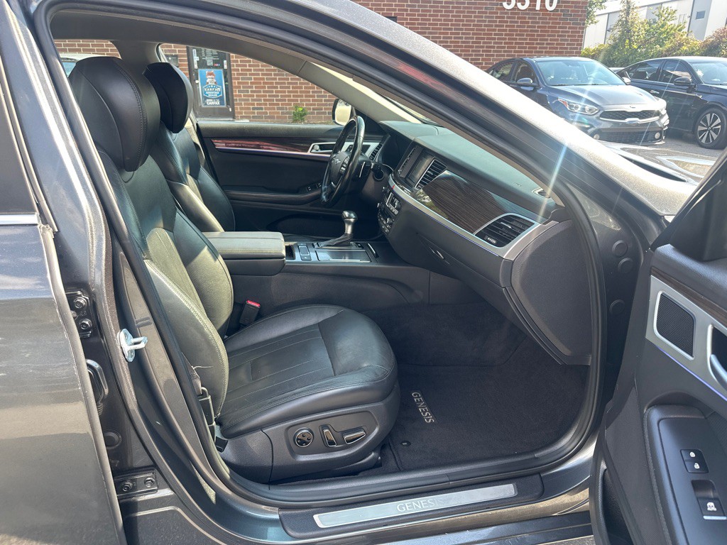 2018 Genesis G80 Image 18