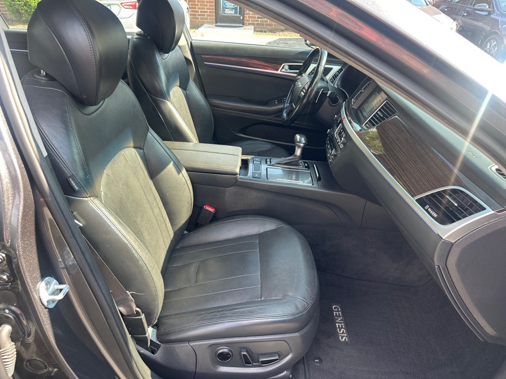 2018 Genesis G80 Image 19