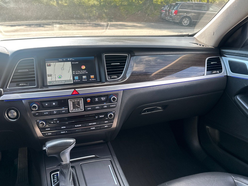 2018 Genesis G80 Image 28