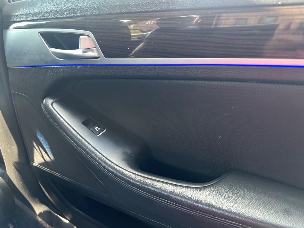 2018 Genesis G80 Image 30