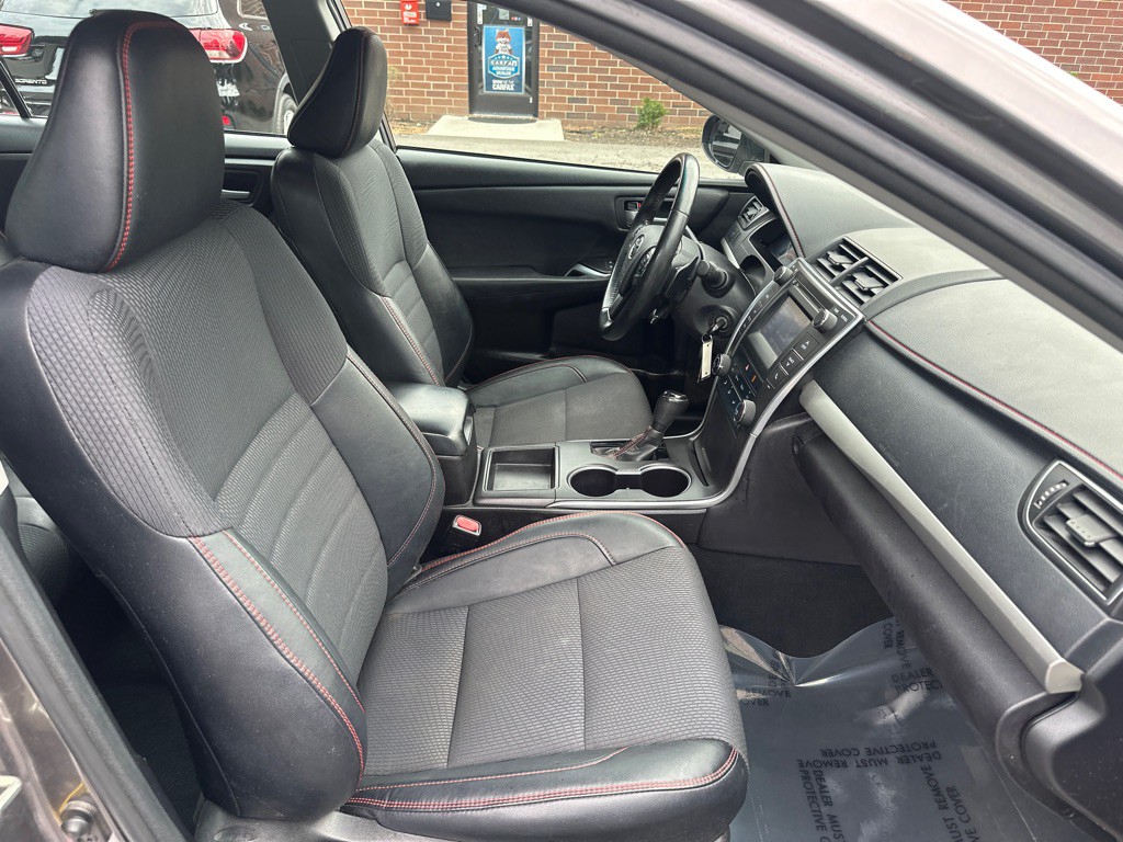 2017 Toyota Camry Image 17