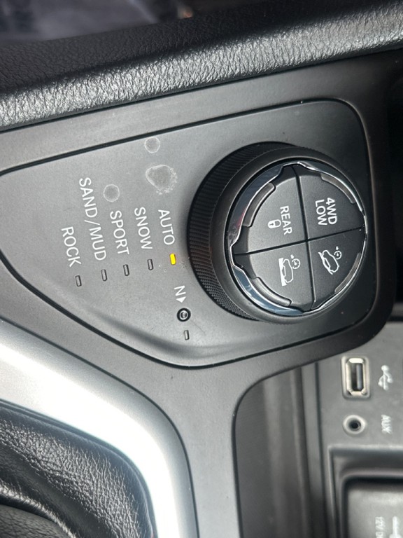 2016 Jeep Cherokee Image 32