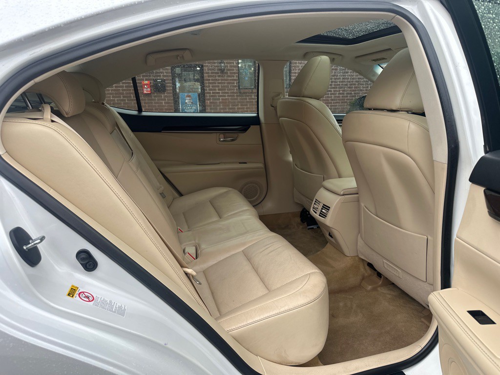 2014 Lexus ES Image 15