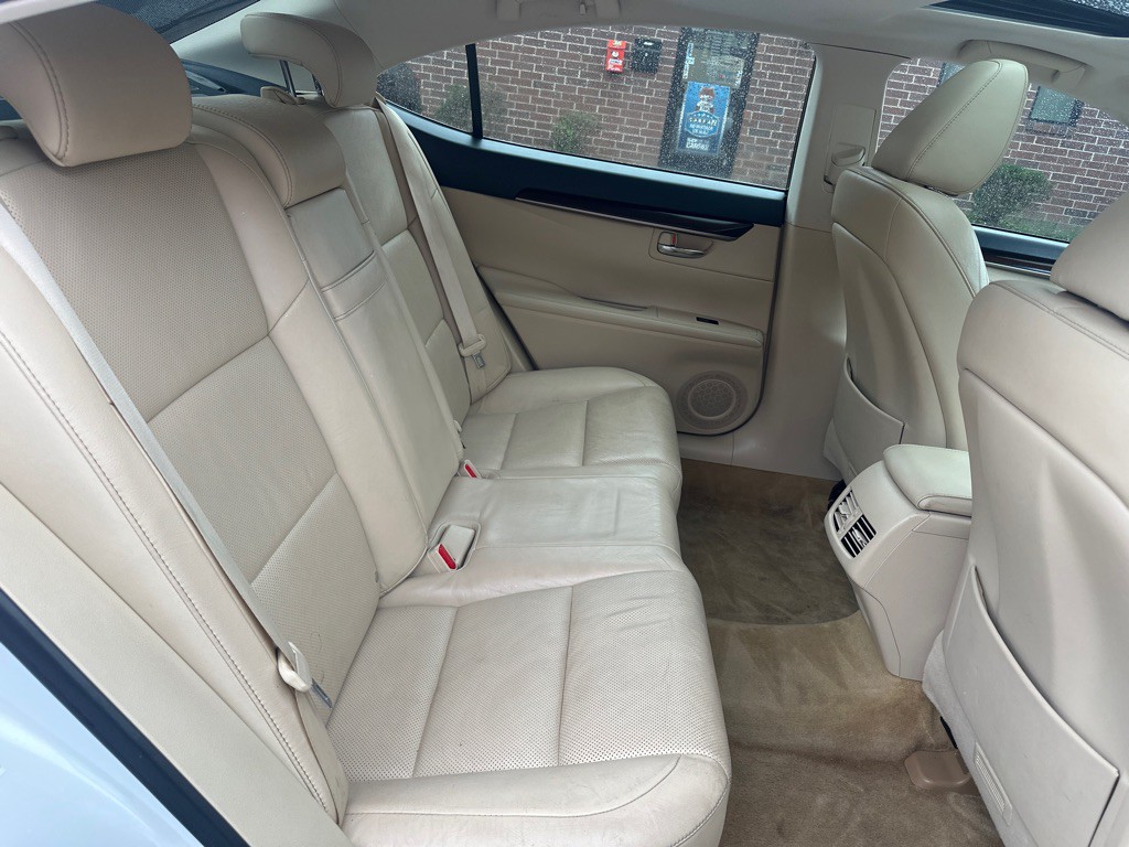 2014 Lexus ES Image 16