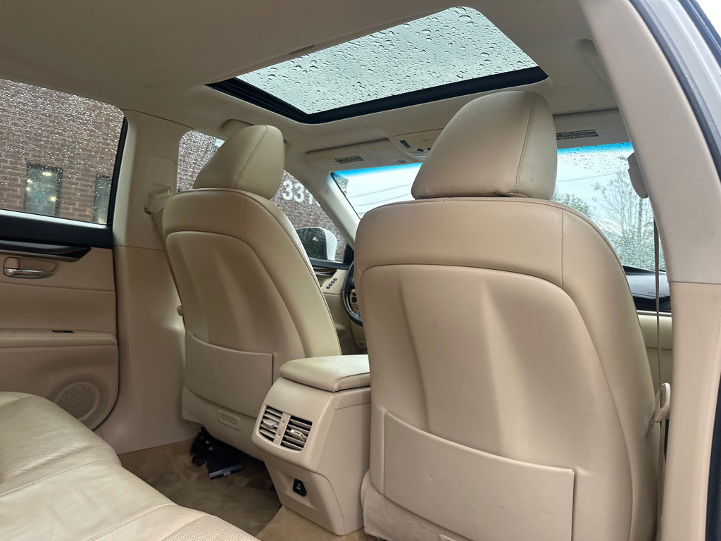 2014 Lexus ES Image 17