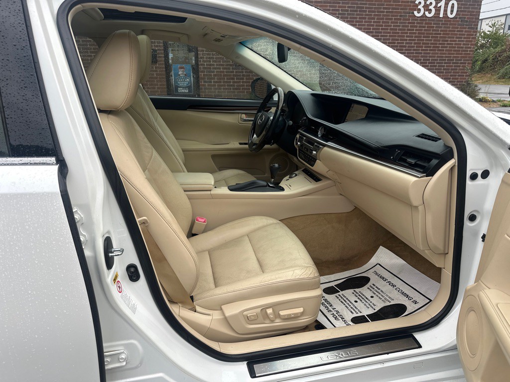 2014 Lexus ES Image 18
