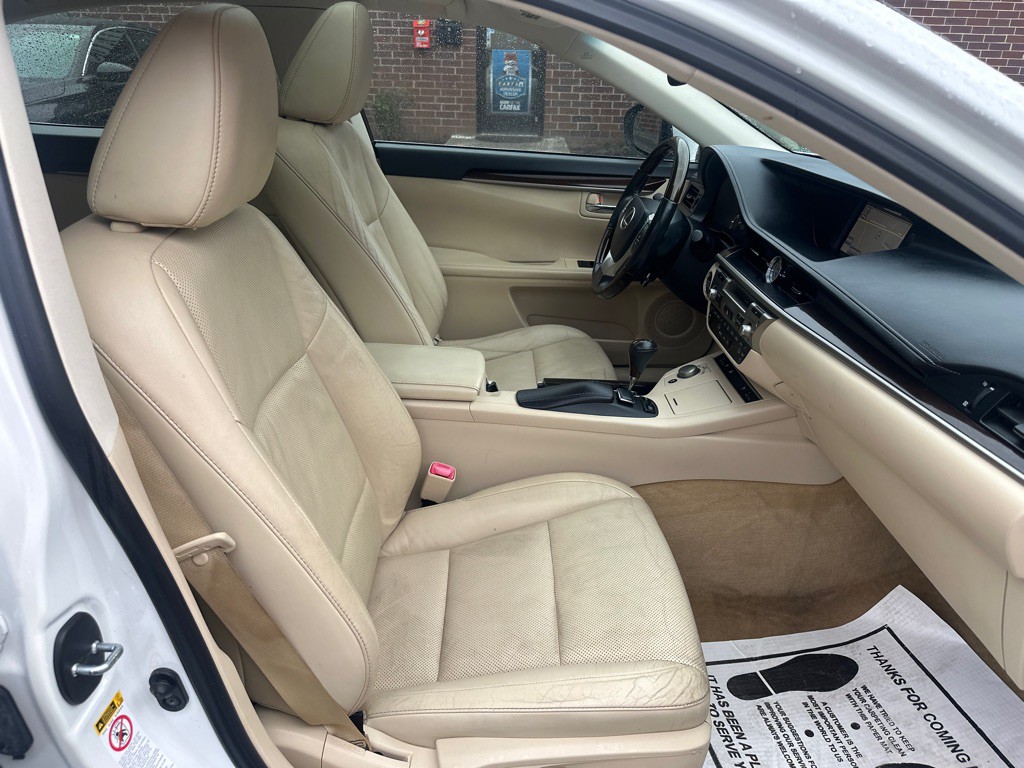 2014 Lexus ES Image 19