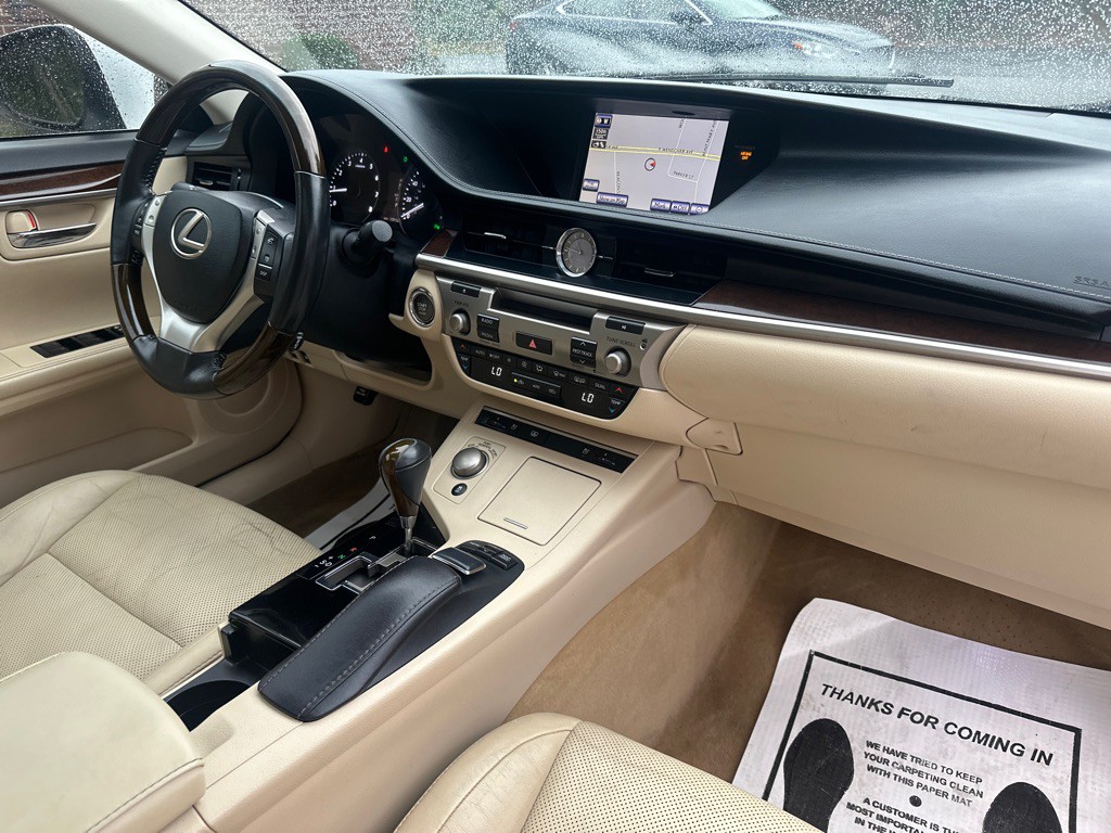 2014 Lexus ES Image 20