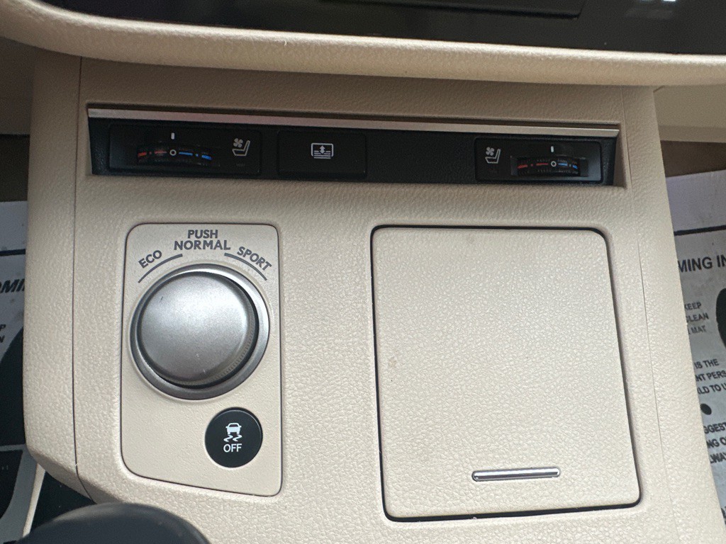 2014 Lexus ES Image 24