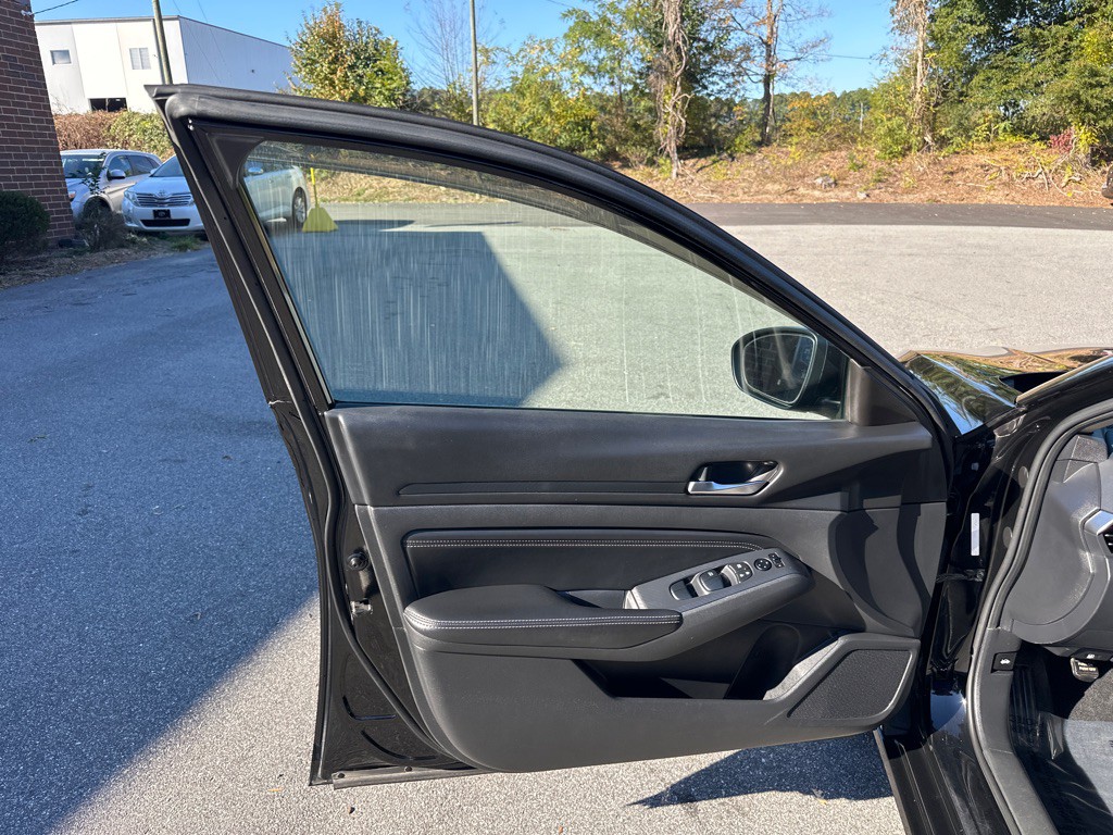 2019 Nissan Altima Image 9