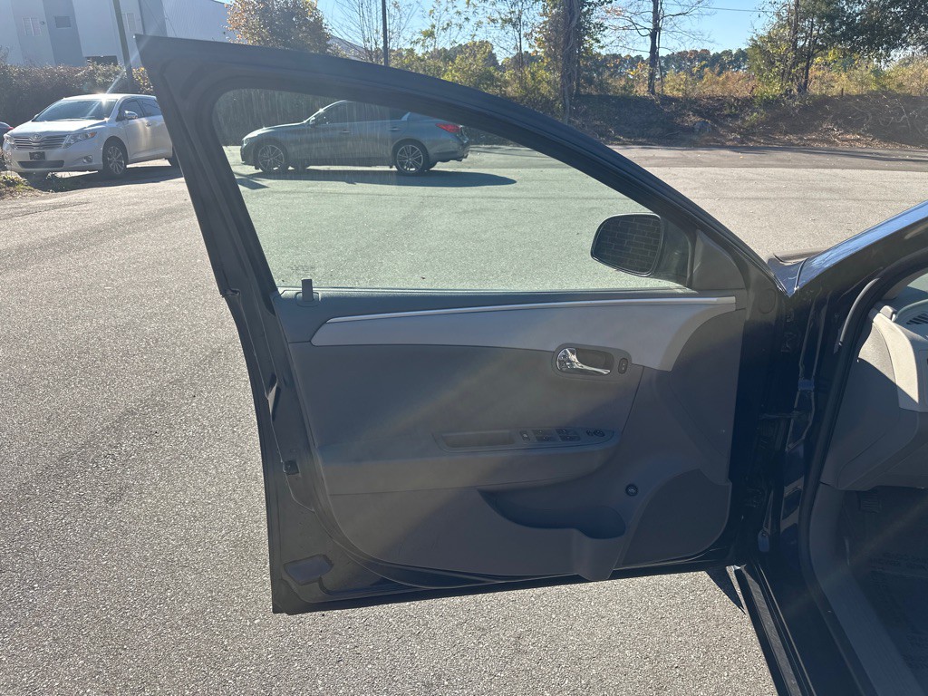 2011 Chevrolet Malibu Image 9