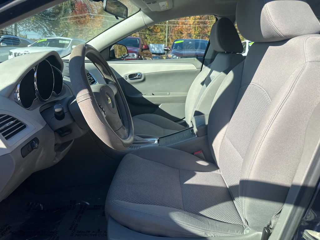 2011 Chevrolet Malibu Image 12