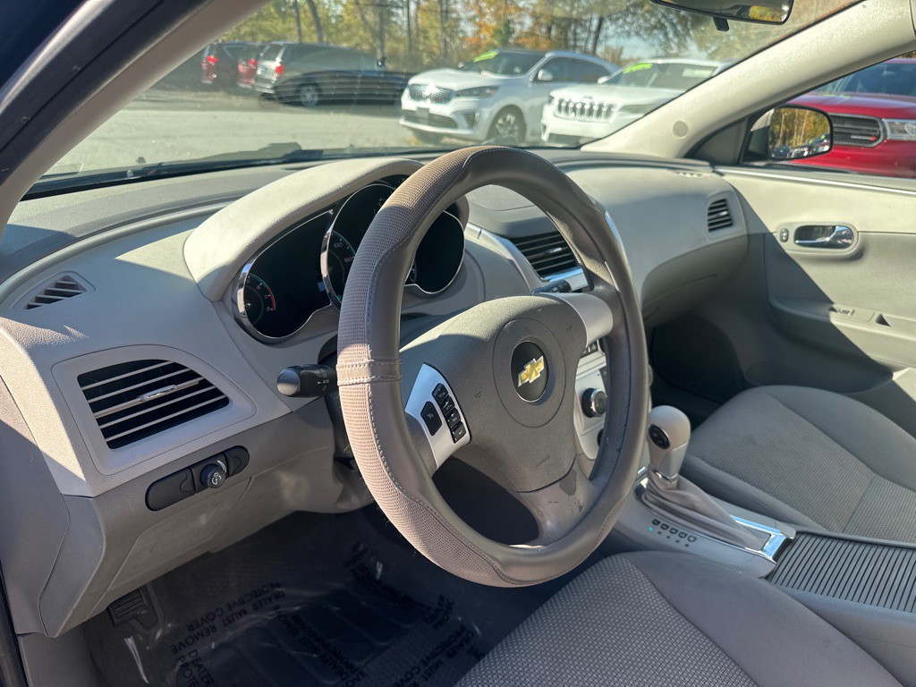 2011 Chevrolet Malibu Image 14