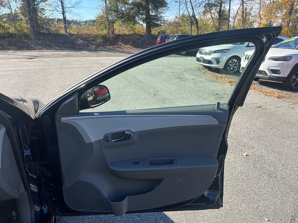 2011 Chevrolet Malibu Image 24