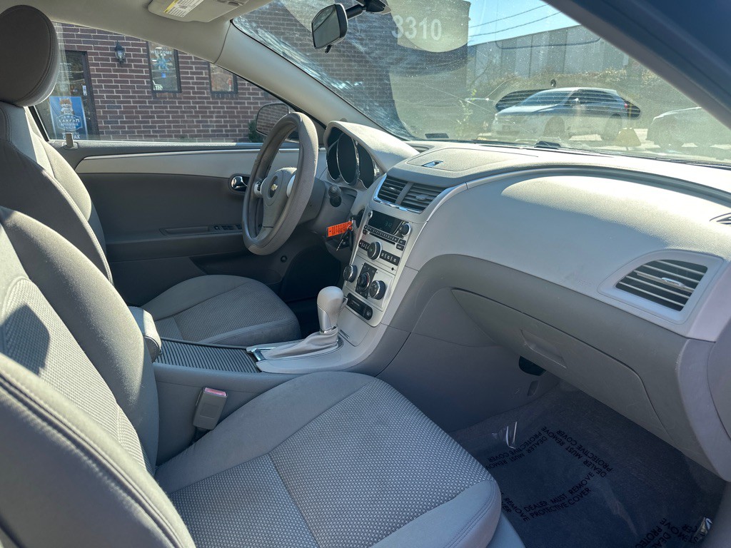 2011 Chevrolet Malibu Image 27