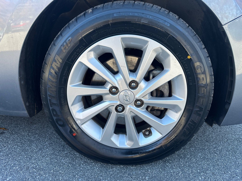 2020 Hyundai Accent Image 32