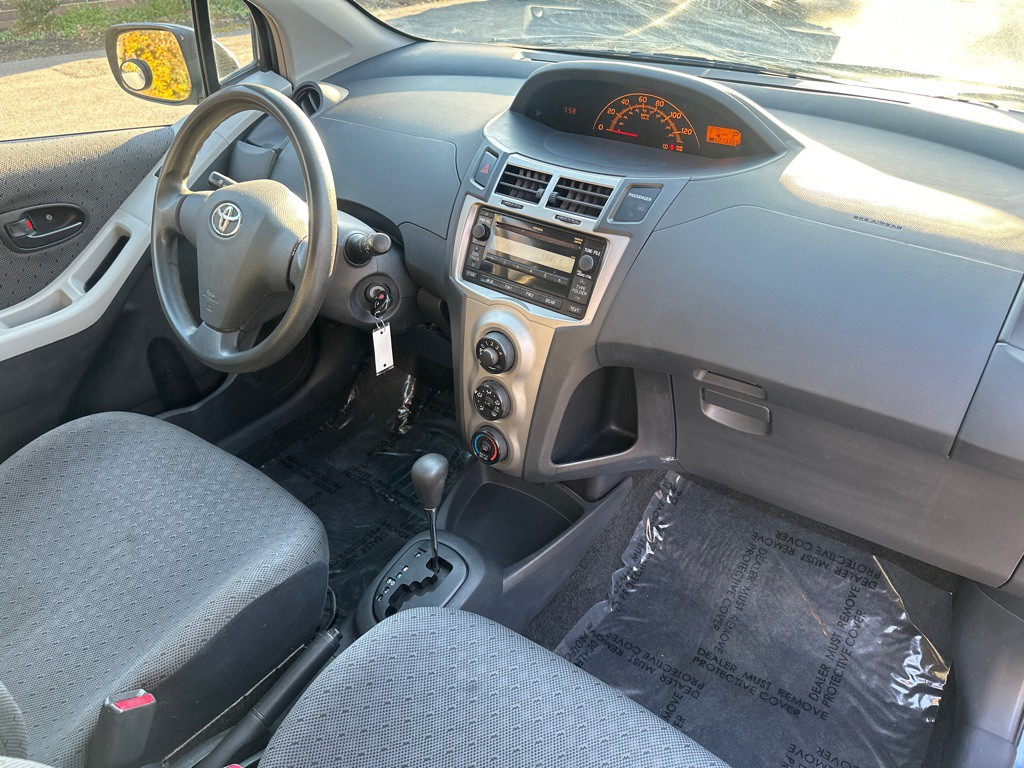 2010 Toyota Yaris Image 14