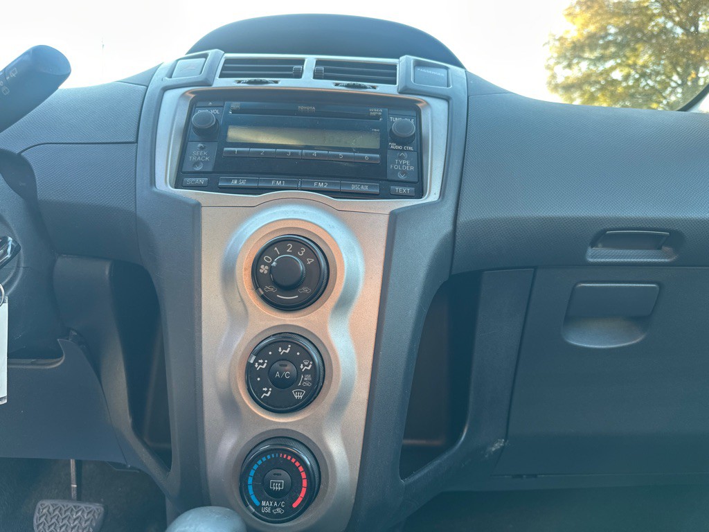 2010 Toyota Yaris Image 16