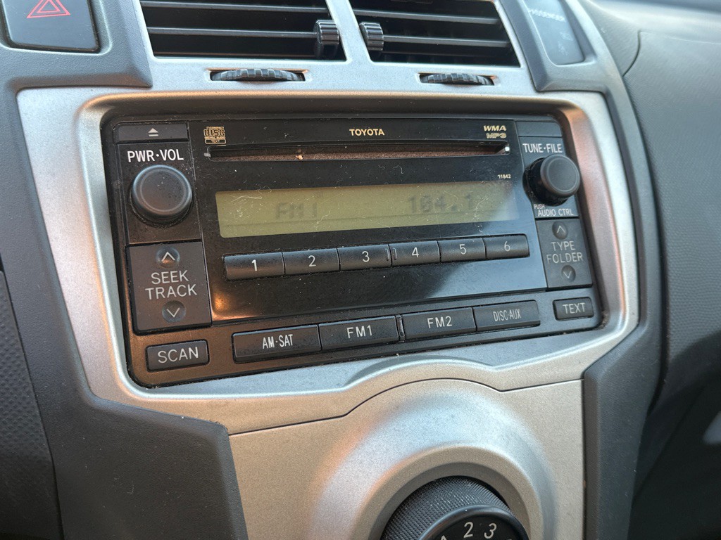 2010 Toyota Yaris Image 18