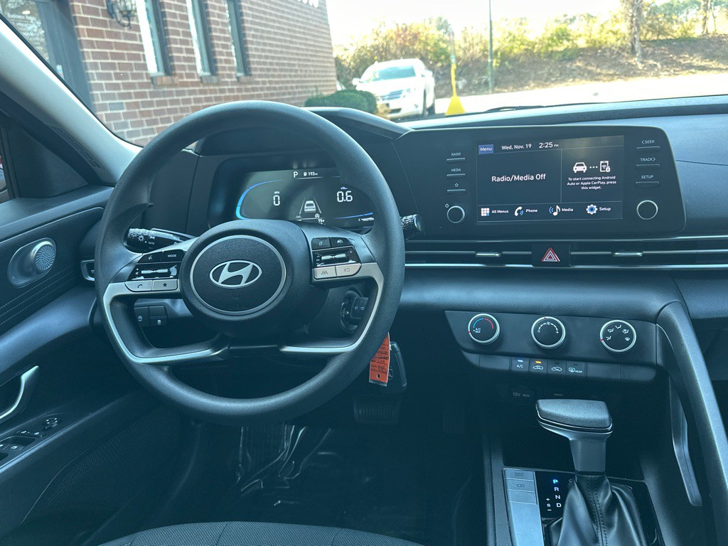 2024 Hyundai Elantra Image 32
