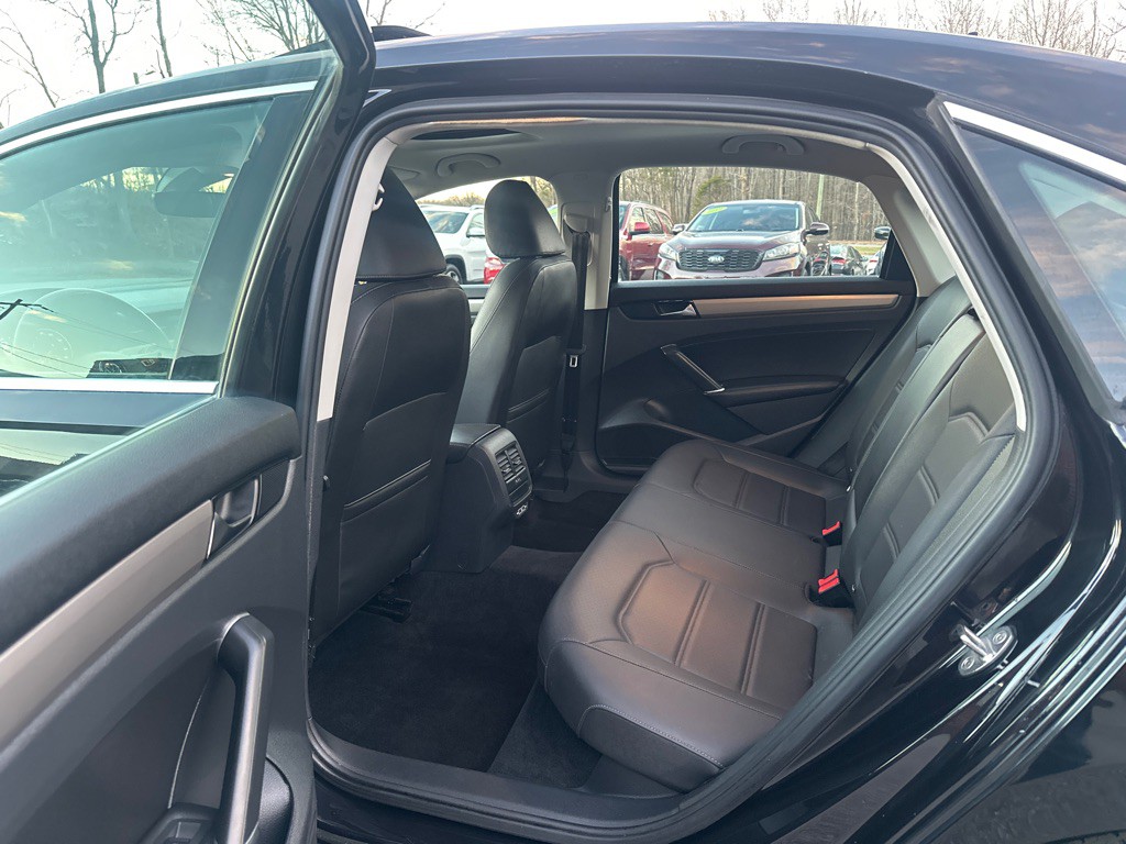 2021 Volkswagen Passat Image 12