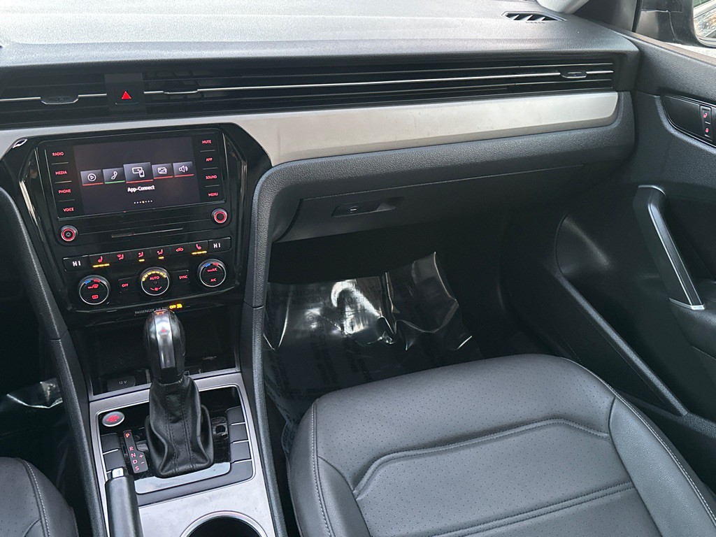 2021 Volkswagen Passat Image 30