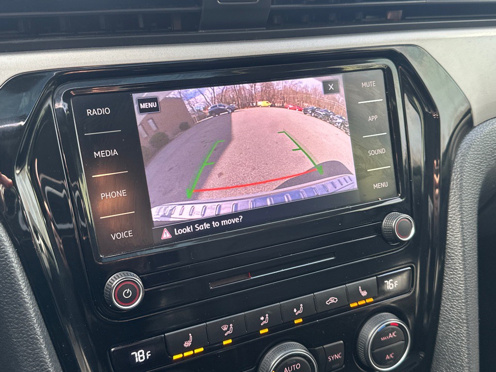 2021 Volkswagen Passat Image 32