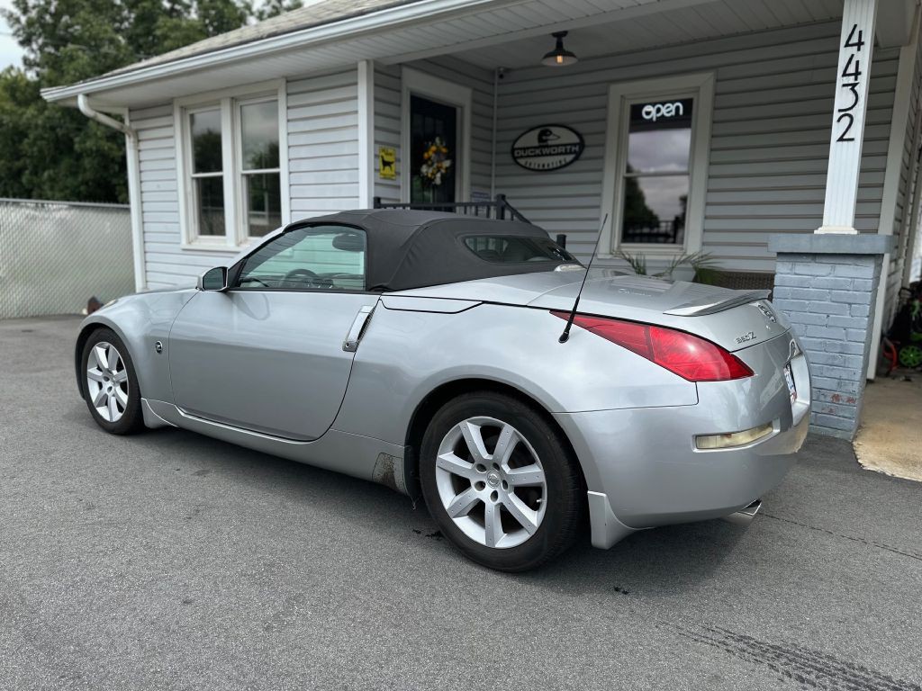 2005 Nissan 350Z Image 2