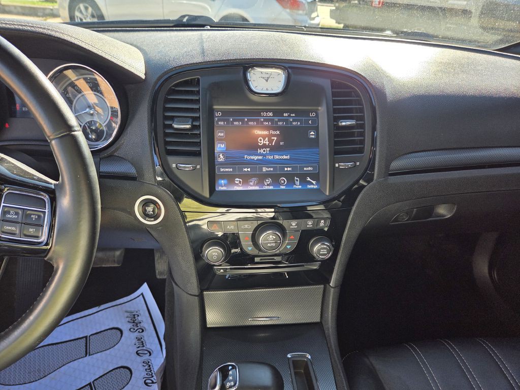 2013 Chrysler 300 Image 10