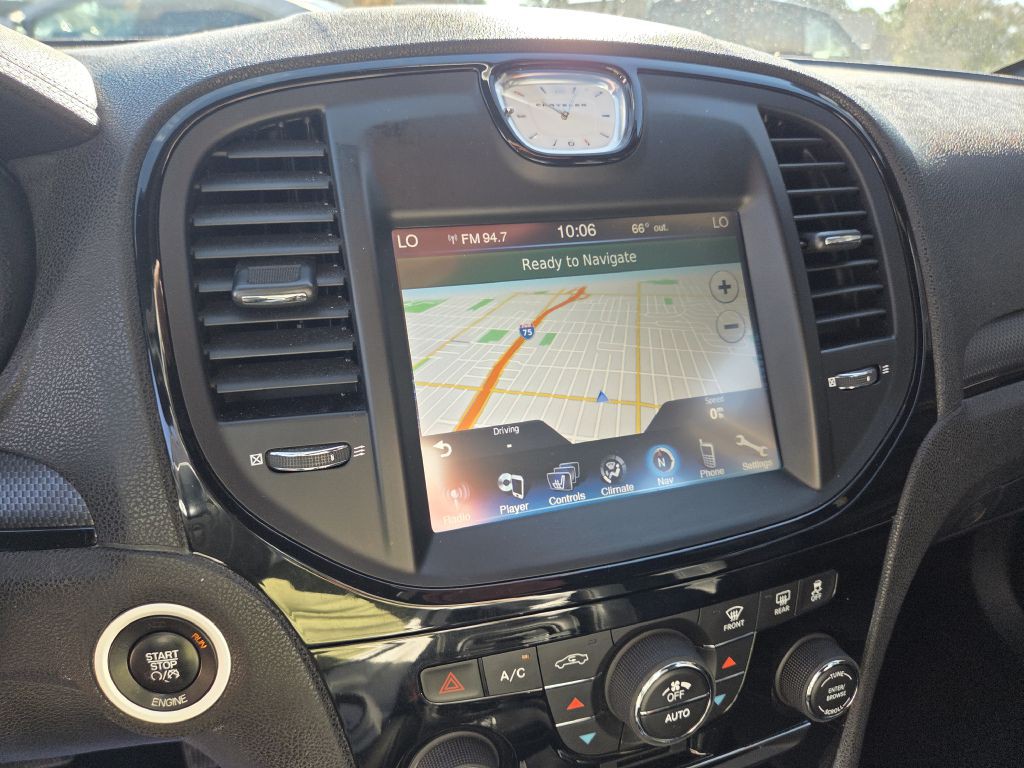 2013 Chrysler 300 Image 11